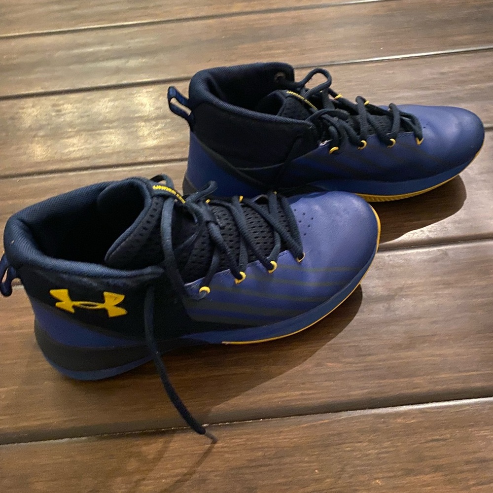Under Armour Sneakers / basketball shoes in Navy and Gold